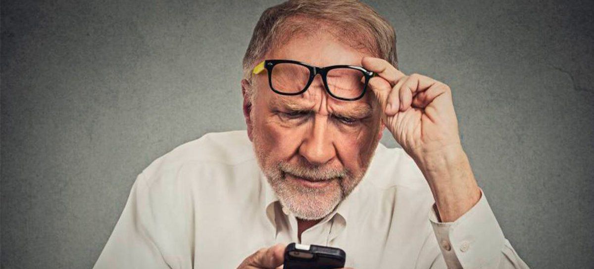 Una hija quiso ayudar a su padre para que tramite su turno para la vacuna contra el coronavirus