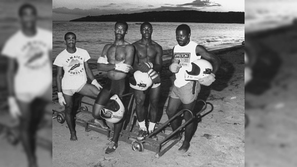 Una de las primeras formaciones del equipo jamaiquino, mientras se entrenaban en la arena de las playas de Kingston para participar en los Juegos Olímpicos de Invierno de Calgary 1988. De izquierda a derecha, Michael White, Dudley Stokes, Devon Harris y Frederick (Freddie) Powell.
