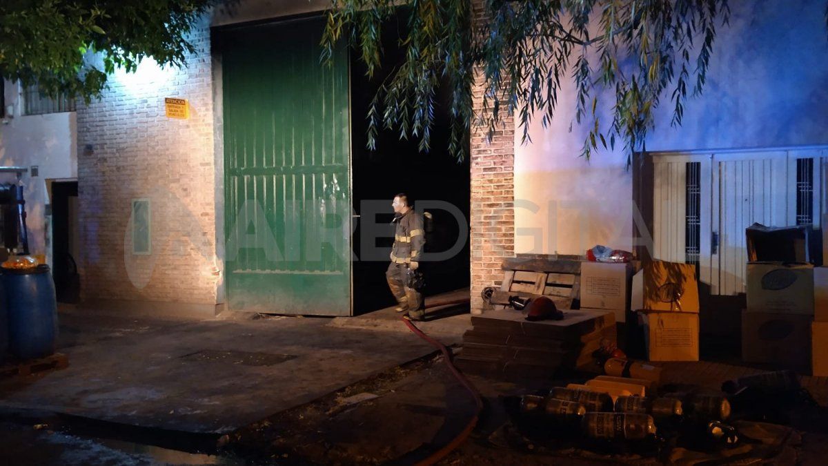 Los bomberos y la policía trabajan en la zona del incendio.
