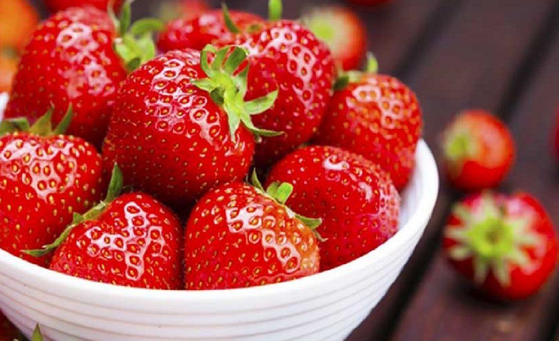 Con solo tres ingredientes, podés lograr un postre fresco, cremoso y saludable de frutillas. Con solo tres ingredientes, podés lograr un postre fresco, cremoso y saludable de frutillas. 