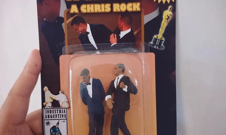 Salió a la venta el muñeco de Will Smith abofeteando a Chris Rock: el inventor es argentino Salió a la venta el muñeco de Will Smith abofeteando a Chris Rock: el inventor es argentino