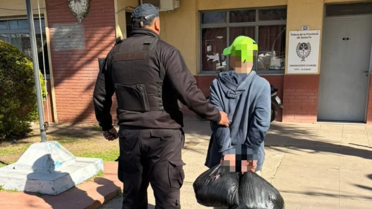 Fue durante un control preventivo. El joven tiene 24 años. Llevaba un objeto similar a un revólver.