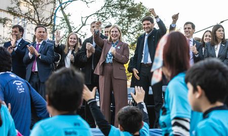 El gobernador Maximiliano Pullaro reivindicó el aporte histórico del federalismo santafesino, convocó a sostener la igualdad como desafío de la generación actual y destacó el esfuerzo cotidiano de quienes hacen crecer a la Argentina. El gobernador Maximiliano Pullaro reivindicó el aporte histórico del federalismo santafesino, convocó a sostener la igualdad como desafío de la generación actual y destacó el esfuerzo cotidiano de quienes hacen crecer a la Argentina.