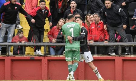 Marcos Díaz reveló que habló con los hinchas de Colón tras el partido con Estudiantes: Me acerque para... Marcos Díaz reveló que habló con los hinchas de Colón tras el partido con Estudiantes: Me acerque para...