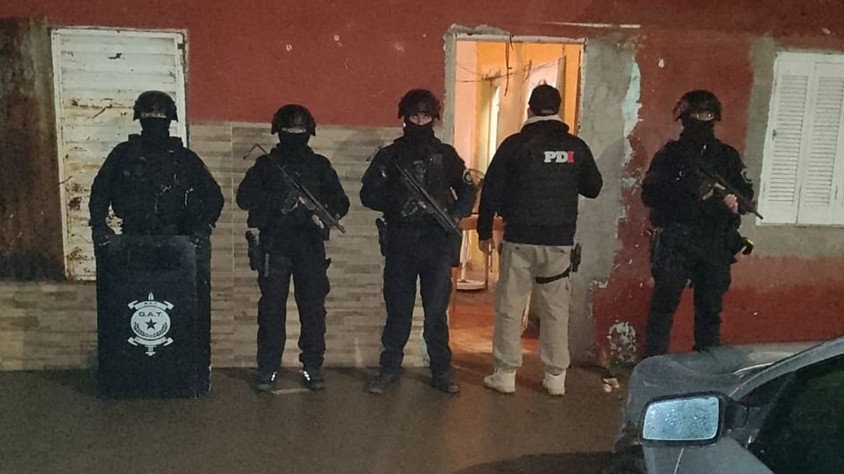 Policías de la PDI junto con grupos tácticos en uno de los domicilios allanados. Policías de la PDI junto con grupos tácticos en uno de los domicilios allanados.