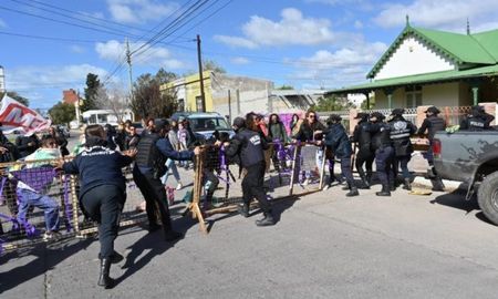 Un tribunal de Chubut absolvió hoy a los tres jóvenes acusados de abusar en grupo de una joven en 2012 en la ciudad de Puerto Madryn, por falta de pruebas, lo que originó incidentes de manifestantes con la Policía frente a los Tribunales, el repudio de organizaciones feministas. Un tribunal de Chubut absolvió hoy a los tres jóvenes acusados de abusar en grupo de una joven en 2012 en la ciudad de Puerto Madryn, por falta de pruebas, lo que originó incidentes de manifestantes con la Policía frente a los Tribunales, el repudio de organizaciones feministas.