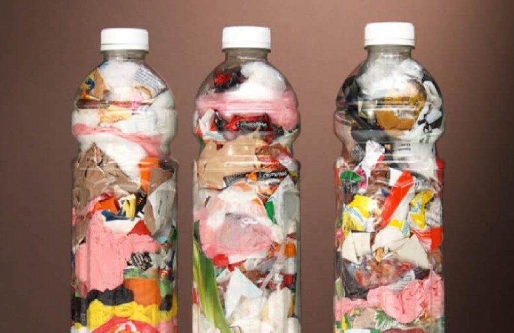 Las eco-botellas son botellas de plástico de cualquier tamaño rellenas de plásticos de un solo uso.