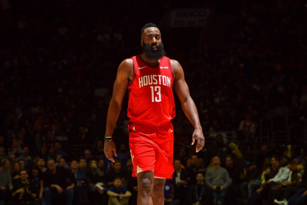James Harden se reuni&oacute; con sus compa&ntilde;eros de Houston Rockets en la burbuja de Disney luego una demora de cinco d&iacute;as.