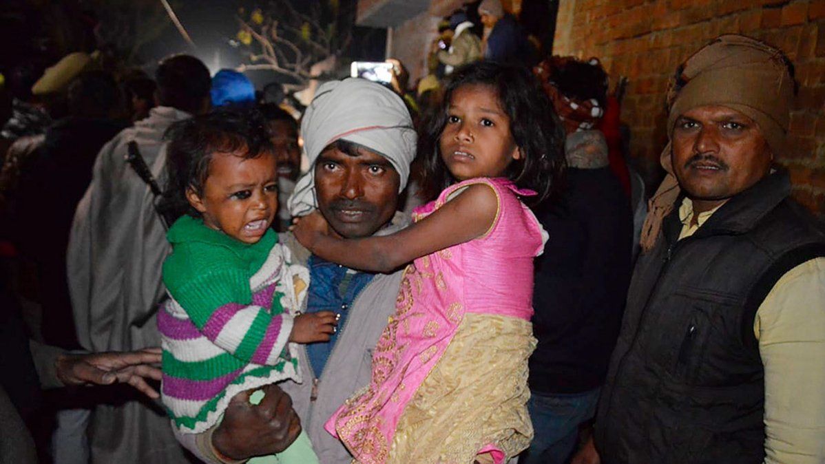 Un hombre invita a 23 niños al cumpleaños de su hija y los toma de rehenes, la policía lo mata y los vecinos apedrean a su esposa