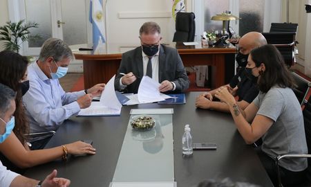 El ministro de Seguridad Jorge Lagna y el intendente Emilio Jatón firmaron el convenio para la puesta en marcha de dos nuevos Centros Territoriales de Denuncias. El ministro de Seguridad Jorge Lagna y el intendente Emilio Jatón firmaron el convenio para la puesta en marcha de dos nuevos Centros Territoriales de Denuncias.
