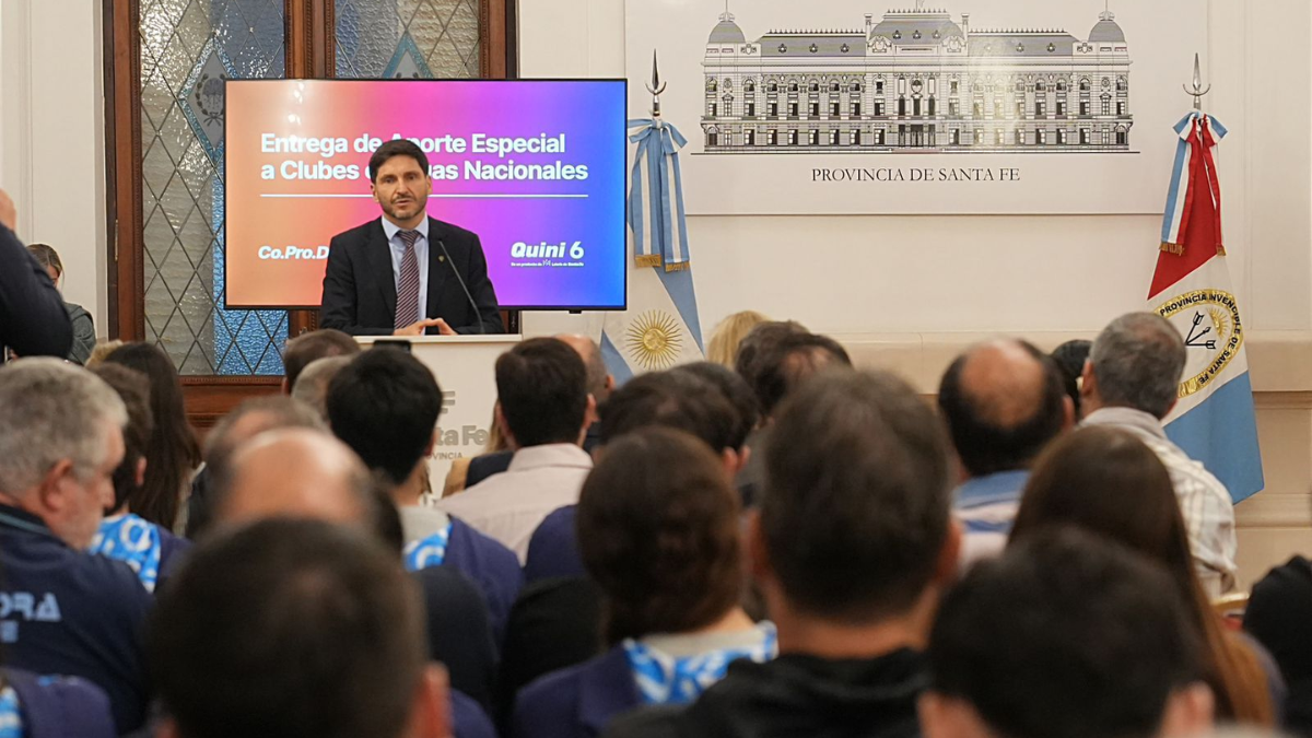 El gobernador Maximiliano Pullaro encabezó la entrega de aportes a clubes que compiten en ligas nacionales.