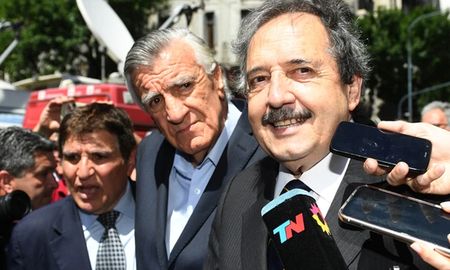 Ricardo Alfonsín con el diputado José Luis Gioja, presidente del PJ, el día de la asunción de Alberto Fernández. Ricardo Alfonsín con el diputado José Luis Gioja, presidente del PJ, el día de la asunción de Alberto Fernández.