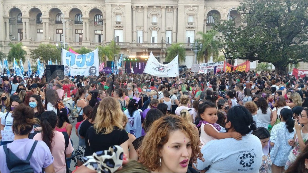 Miles de mujeres marcharon este lunes