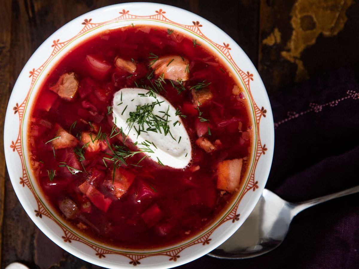 Como se vio en MasterChef, la sopa borsch lleva varios tubérculos y carne.