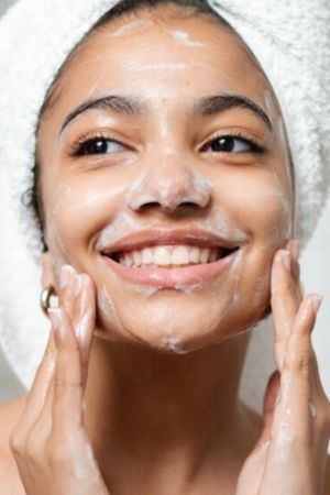 Los componentes naturales del cereal y la miel actúan como un poderoso humectante y unificador del tono facial. Los componentes naturales del cereal y la miel actúan como un poderoso humectante y unificador del tono facial.