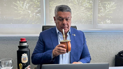 ¡Hasta en el termo!: La foto que mira Chiqui Tapia cada vez que toma mate