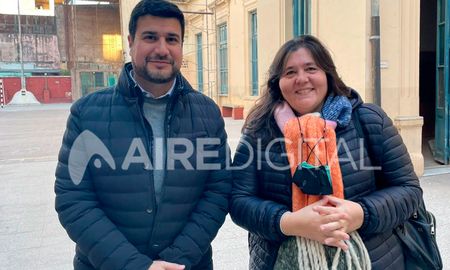 El diputado Marcos Cleri, junto a la diputada Alejandra Obeid, participaron este lunes de la entrega de 105 netbooks a estudiantes de segundo año de la escuela Bustos. El diputado Marcos Cleri, junto a la diputada Alejandra Obeid, participaron este lunes de la entrega de 105 netbooks a estudiantes de segundo año de la escuela Bustos.