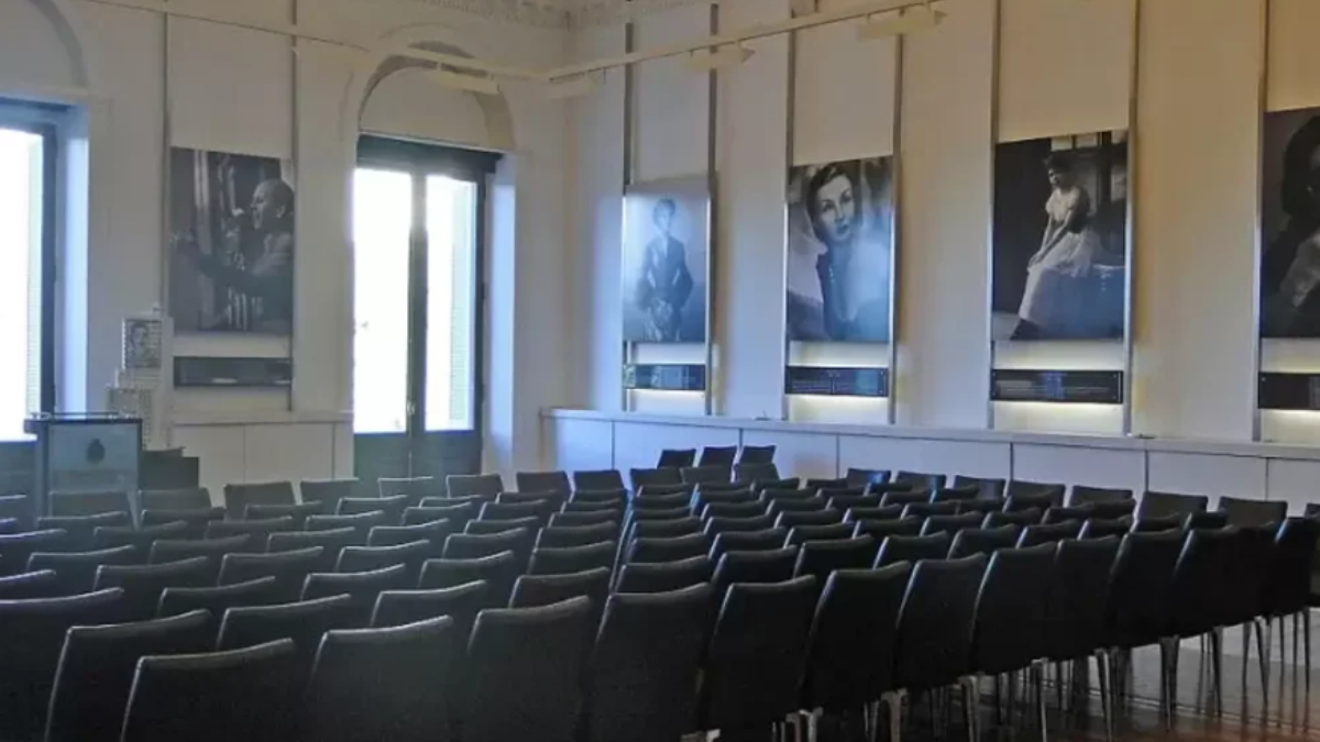 La secretaria general de la Presidencia, karina Milei, ordenó que el Salón de las Mujeres de Casa Rosada pase a denominarse Salón de los Próceres. La secretaria general de la Presidencia, karina Milei, ordenó que el Salón de las Mujeres de Casa Rosada pase a denominarse Salón de los Próceres.