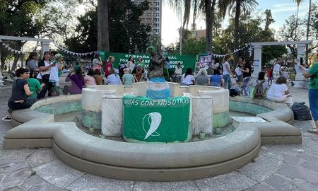 La jornada de acción por la defensa del derecho al aborto en Santa Fe se llevó a cabo en la Plaza Constituyentes. La jornada de acción por la defensa del derecho al aborto en Santa Fe se llevó a cabo en la Plaza Constituyentes.