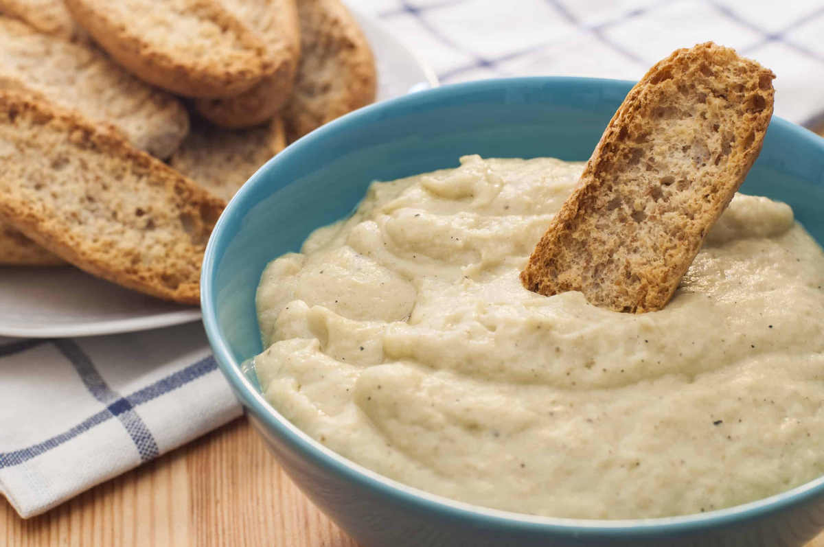 La mayonesa de berenjena sin huevos ni leche es una excelente opción para acompañar tus platos favoritos. La mayonesa de berenjena sin huevos ni leche es una excelente opción para acompañar tus platos favoritos.