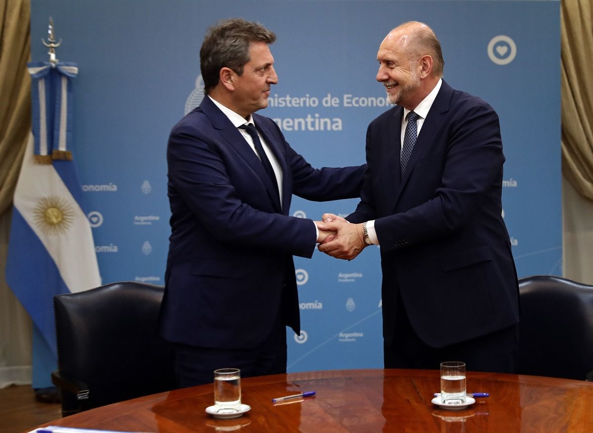 El acuerdo para el pago de la deuda fue firmado en Buenos Aires por el ministro de Economía de la Nación y el gobernador de Santa Fe.