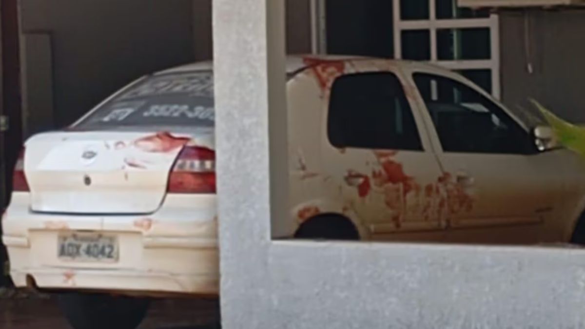 La esposa relató que su marido la obligó a limpiar la escena del crimen antes de escapar. La esposa relató que su marido la obligó a limpiar la escena del crimen antes de escapar.