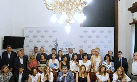 El interbloque de senadores y senadoras de Unión por la Patria (UxP) envió este martes una carta al Fondo Monetario Internacional (FMI) para expresar su rechazo al DNU 179/25 del presidente Javier Milei. El interbloque de senadores y senadoras de Unión por la Patria (UxP) envió este martes una carta al Fondo Monetario Internacional (FMI) para expresar su rechazo al DNU 179/25 del presidente Javier Milei.