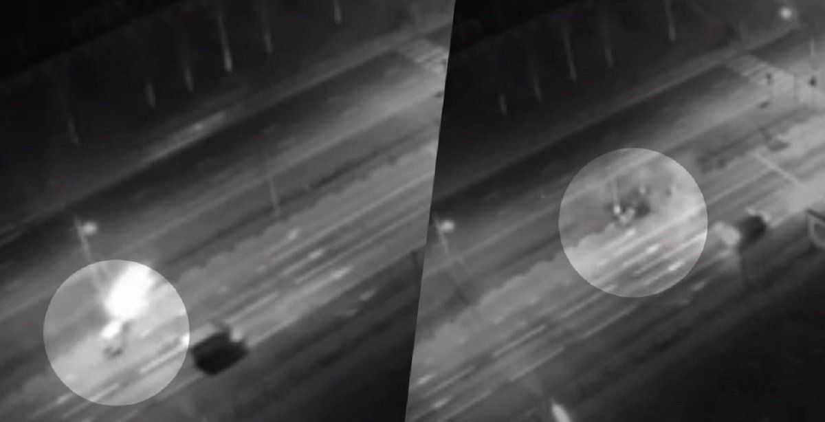 Video: se estrelló contra un poste en Rusia y su auto se partió en dos