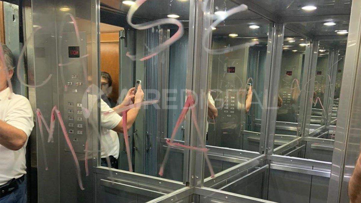 Las amenazas escritas sobre el espejo del ascensor