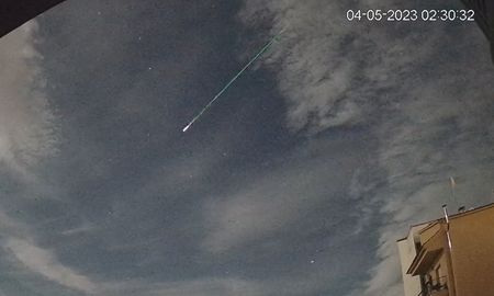 Un bólido de la lluvia de estrellas Eta Acuáridas sobrevolando Andorra y capturado por David Molner desde Breda, Girona, evolucionando a 66 km/s. Fue publicado por la SPMN. Un bólido de la lluvia de estrellas Eta Acuáridas sobrevolando Andorra y capturado por David Molner desde Breda, Girona, evolucionando a 66 km/s. Fue publicado por la SPMN.