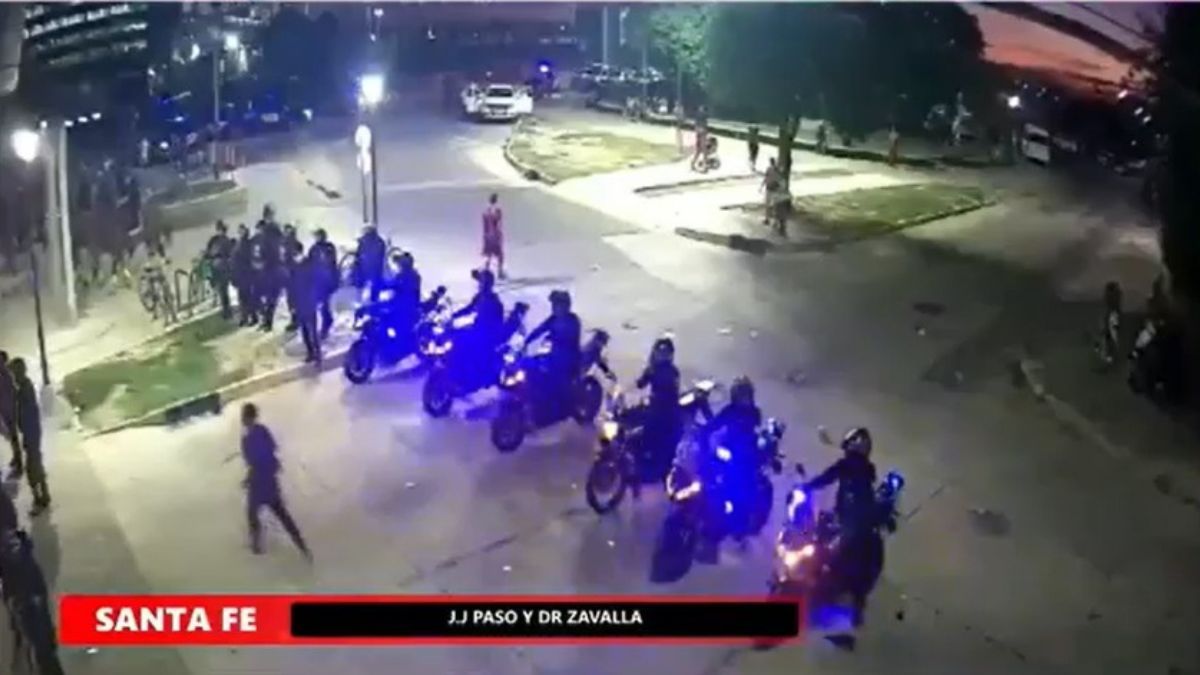 Las cámaras de AIRE captaron el momento en el que la policía debió desplegar un operativo sobre el cantero central. Las cámaras de AIRE captaron el momento en el que la policía debió desplegar un operativo sobre el cantero central.