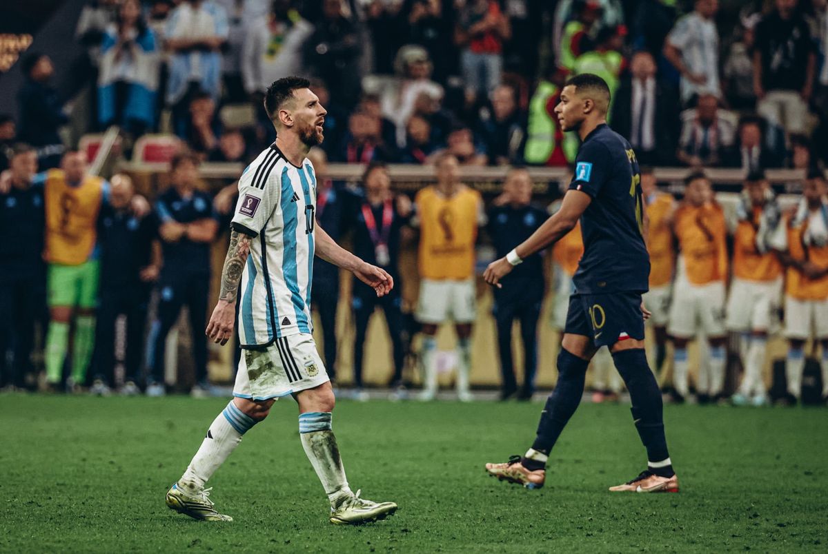 Kylian Mbappé y Lionel Messi en la final de Qatar.