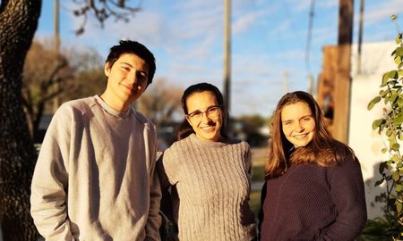 Tres jóvenes de San Justo idearon una aplicación que permite saber cuánta gente hay en la fila de los locales comerciales. Tres jóvenes de San Justo idearon una aplicación que permite saber cuánta gente hay en la fila de los locales comerciales.