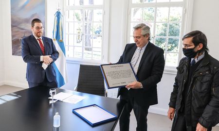 Alberto Fernández junto al padre de Sebastián Barreiros, la víctima más pequeña del atentado a la Amia. Alberto Fernández junto al padre de Sebastián Barreiros, la víctima más pequeña del atentado a la Amia.