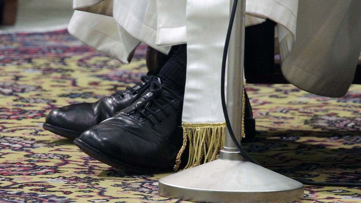 Jorge Bergoglio desafió a las reglas romanas y, cuando asumió como Papa, decidió utilizar el calzado de siempre, en vez de los tradicionales zapatos rojos papales.