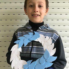 Valentín (8). Extraña ir a clases y fabricó un mástil en el patio de su casa. (Clarín)