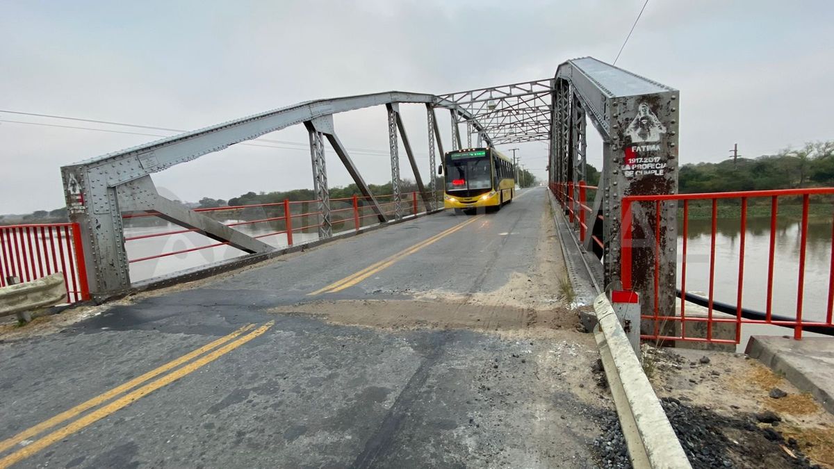 Puente de hierro: el hundimiento del pavimento es frecuente en la zona donde la reparación n ose realiza con materiales duraderos.