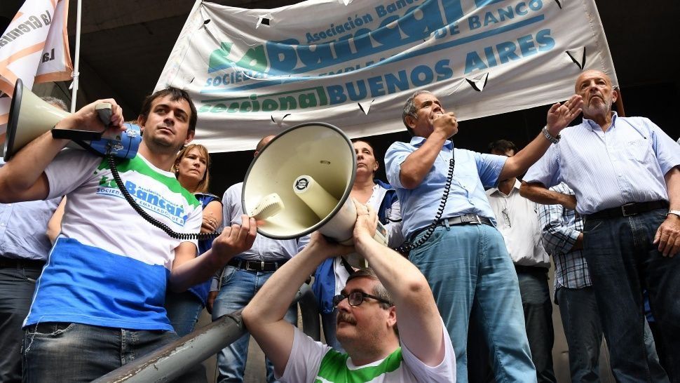 Los bancarios cerraron un aumento paritario de 40%