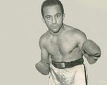 En 1956, Mario D’Agata hizo historia al erigirse como el único campeón ecuménico sordo de la historia del boxeo. En 1956, Mario D’Agata hizo historia al erigirse como el único campeón ecuménico sordo de la historia del boxeo.