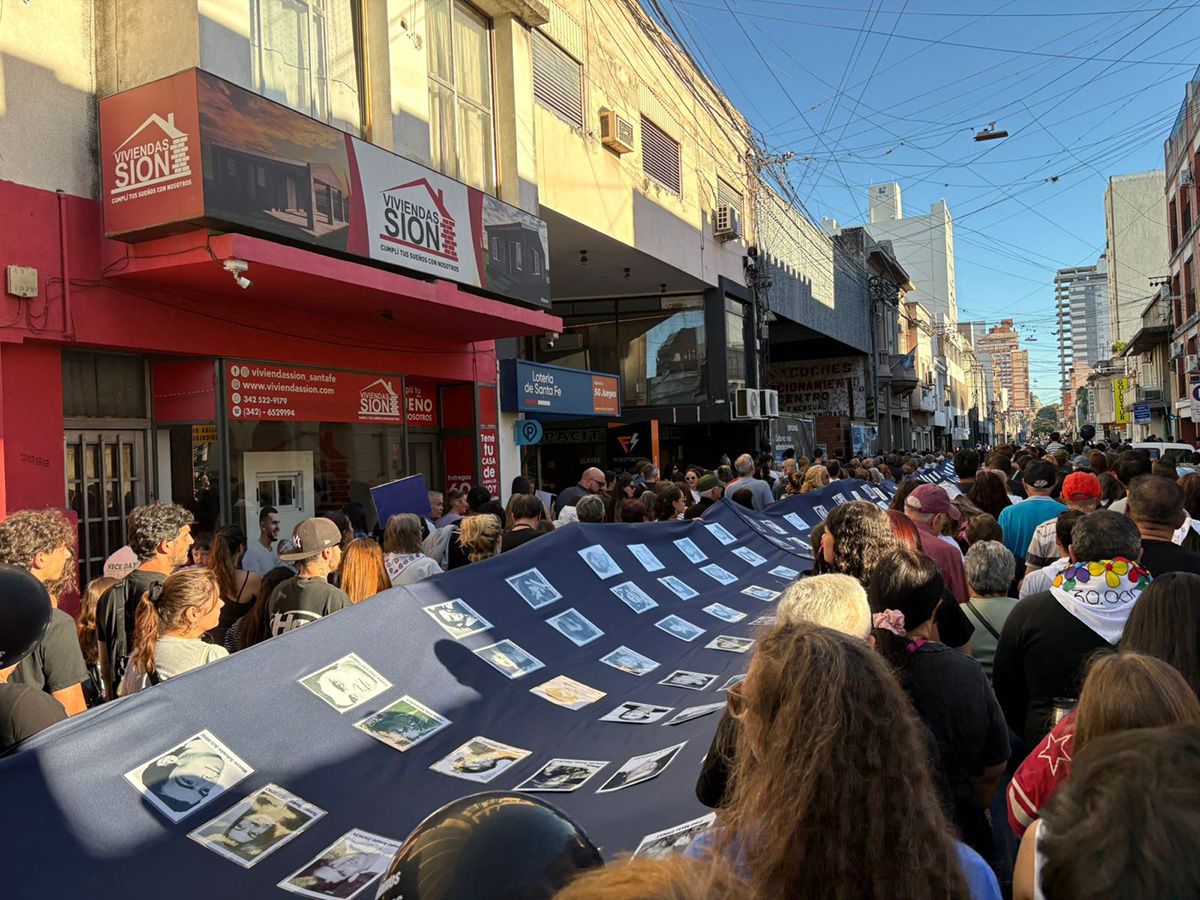 Día Nacional de la Memoria por la Verdad y la Justicia 1/3| La movilización comenzó en la Plaza del Soldado, en la ciudad de Santa Fe, y culminó en la Plaza de Mayo, donde se llevó a cabo el acto central Día Nacional de la Memoria por la Verdad y la Justicia 1/3| La movilización comenzó en la Plaza del Soldado, en la ciudad de Santa Fe, y culminó en la Plaza de Mayo, donde se llevó a cabo el acto central