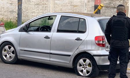 La mujer de 31 años, asesinada este lunes a la madrugada, conducía este Volkswagen Fox, que también fue baleado. La mujer de 31 años, asesinada este lunes a la madrugada, conducía este Volkswagen Fox, que también fue baleado.