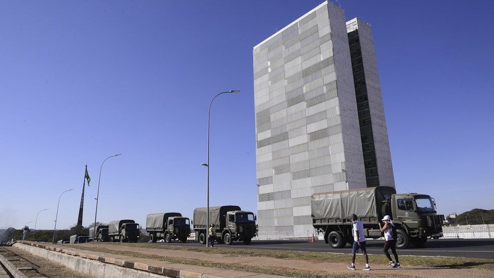 La discusión incluyó una imagen inédita desde el fin de la dictadura en 1985: un desfile militar con el que Bolsonaro buscó hacer una demostración de poder.