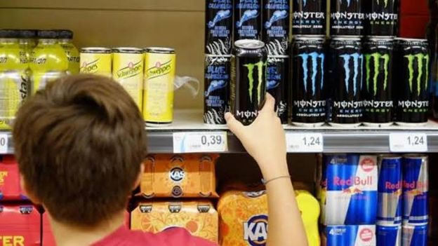 Un proyecto de ley presentado en el Senado de Santa Fe propone prohibir la venta, suministro y distribución de bebidas energizantes a menores de 18 años en todo el territorio provincial. Un proyecto de ley presentado en el Senado de Santa Fe propone prohibir la venta, suministro y distribución de bebidas energizantes a menores de 18 años en todo el territorio provincial.