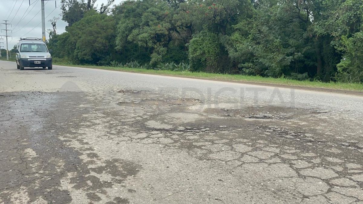 Algunos hundimientos ocupan la totalidad de la calzada. Algunos hundimientos ocupan la totalidad de la calzada.