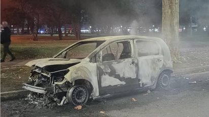 Dos autos incendiados durante el partido de Copa Argentina en Rosario: ¿fue por el asado en la previa?