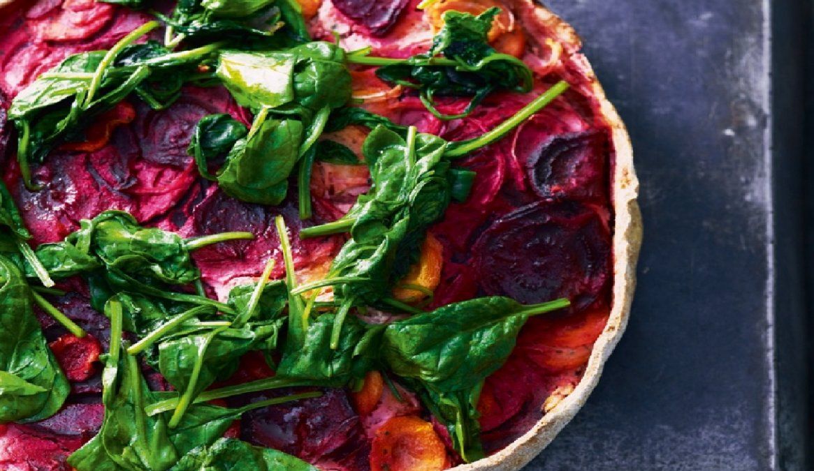 Cómo hacer una tarta exprés de masa de verdura y relleno de remolacha
