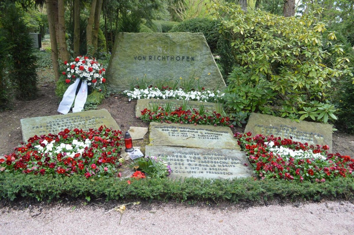 Inicialmente, el Barón Rojo fue sepultado en Bertangles. Luego, sus restos fueron trasladados a Fricourt, al norte de Francia; en 1925, fue inhumado en el Invalidenfriedhof (Cementerio de Inválidos), en Berlín donde, años después, el Tercer Reich celebró una enorme ceremonia conmemorativa. Finalmente, en 1975 fue trasladado a una tumba de su familia en el Südfriedhof (Cementerio Sur) de Wiesbaden (foto), en el centro-oeste de Alemania, donde actualmente descansa. Inicialmente, el Barón Rojo fue sepultado en Bertangles. Luego, sus restos fueron trasladados a Fricourt, al norte de Francia; en 1925, fue inhumado en el Invalidenfriedhof (Cementerio de Inválidos), en Berlín donde, años después, el Tercer Reich celebró una enorme ceremonia conmemorativa. Finalmente, en 1975 fue trasladado a una tumba de su familia en el Südfriedhof (Cementerio Sur) de Wiesbaden (foto), en el centro-oeste de Alemania, donde actualmente descansa.