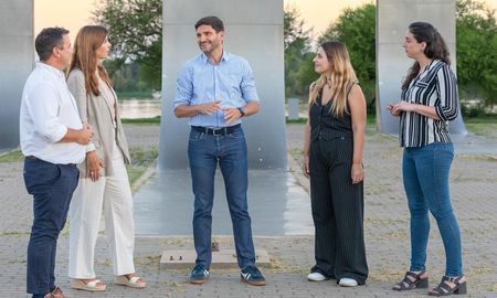 El gobernador Maximiliano Pullaro junto a algunos de sus acompañantes en la lista de Unidos: Germana Figueroa Casas, Lionella Cattalini, Lucas Galdeano y Lucía Masneri. El gobernador Maximiliano Pullaro junto a algunos de sus acompañantes en la lista de Unidos: Germana Figueroa Casas, Lionella Cattalini, Lucas Galdeano y Lucía Masneri.