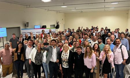 En el club Americano de Carlos Pellegrini, el diputado Maximiliano Pullaro encabezó el segundo encuentro territorial Agenda Abierta. En el club Americano de Carlos Pellegrini, el diputado Maximiliano Pullaro encabezó el segundo encuentro territorial Agenda Abierta.