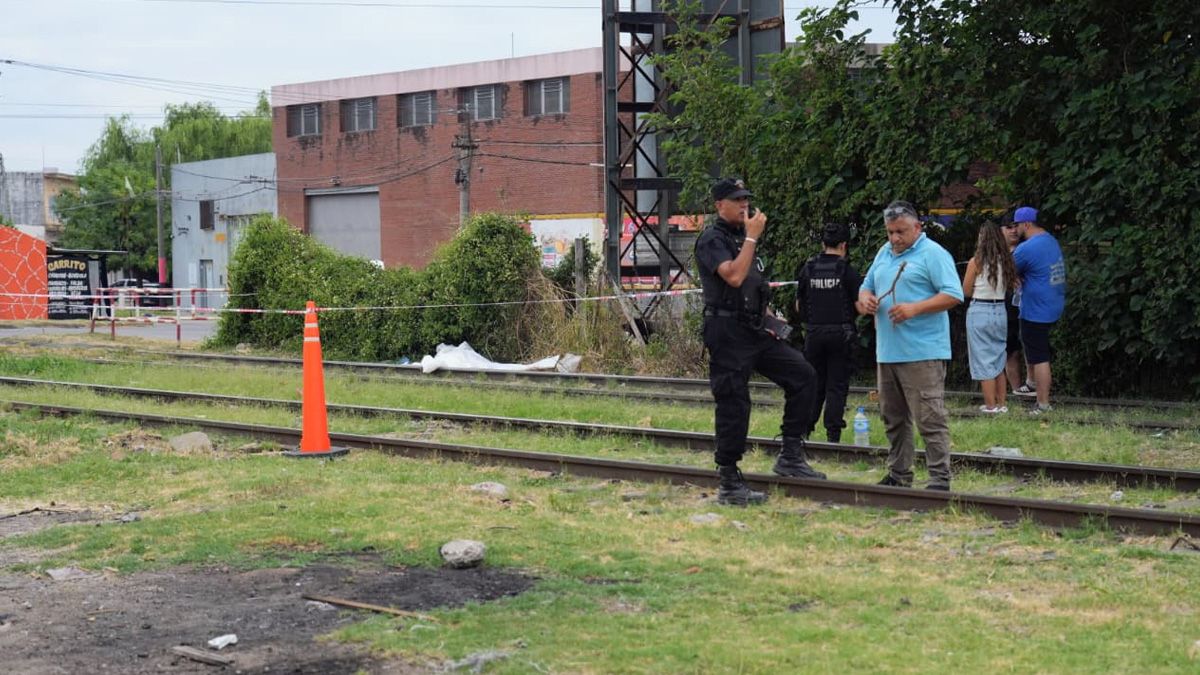 Personal policial y de emergencias trabajó en el paso a nivel donde un hombre murió tras ser embestido por una formación ferroviaria.